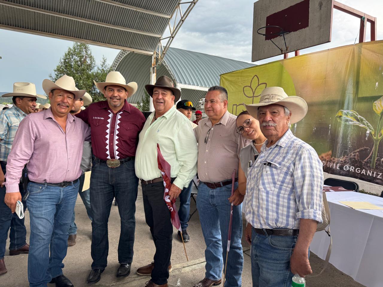 Amado Armendáriz respalda a Cruz Pérez Cuéllar en asamblea en la Sierra Tarahumara